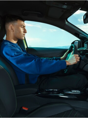 Man bestuurt de PEUGEOT E-208