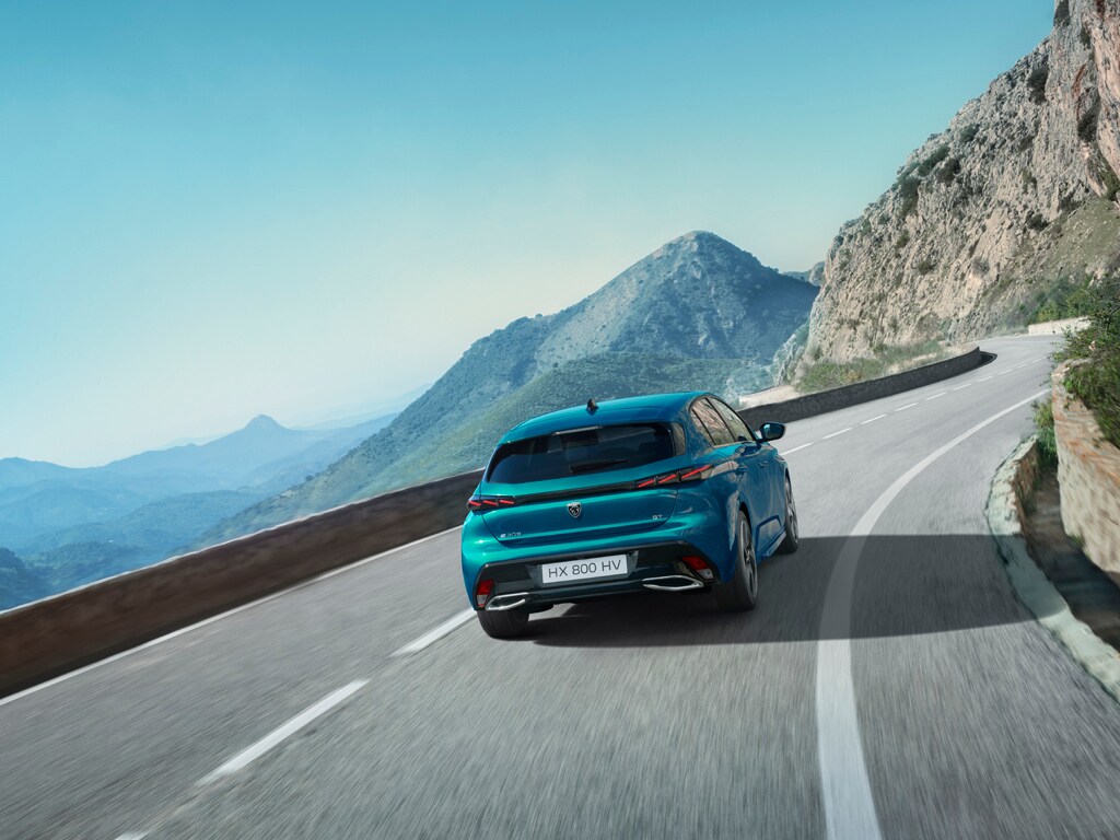 PEUGEOT E-308 achteraanzicht op de weg