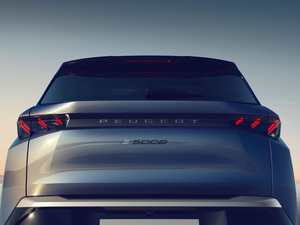 Nouveau PEUGEOT E-5008 Bleu Ingaro vue arrière